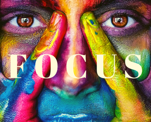 gekleurd gezicht met woord Focus