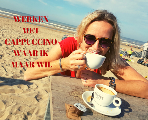 marion manders op strand met cappuccino